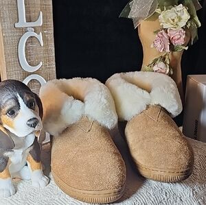 Cozy Minnetonka Tan Suede Slippers with White Fur Lining Like New Ladies 8